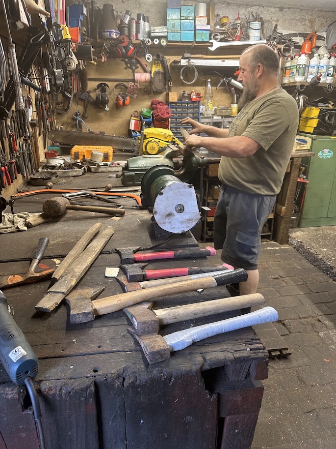 Manu au travail dans son atelier de réparation